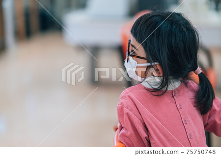 弱視眼鏡的女孩 弱視眼鏡的女孩 75750748