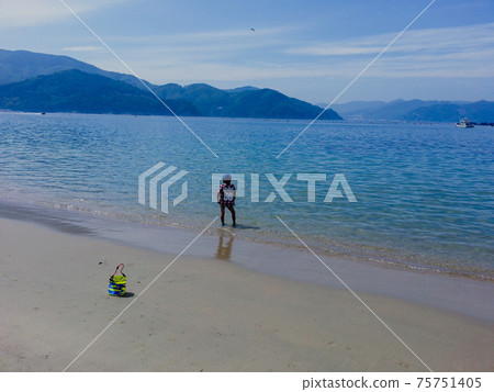 感受蔚藍大海的男孩 75751405