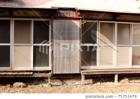 Abandoned old house (8) 75751479