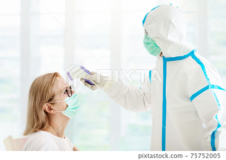 Coronavirus outbreak. Doctor and covid-19 patient. Coronavirus outbreak. Doctor and covid-19 patient. 75752005