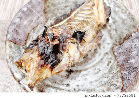 It doesn't look good, but it's home-cooked and simple, "black rockfish grilled with salt" watercolor style 75752591