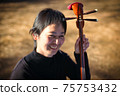 A girl playing the sanshin who feels the wind of Okinawa 75753432