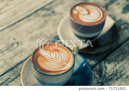 兩個茶歇Shiraki表的拿鐵藝術 75753802