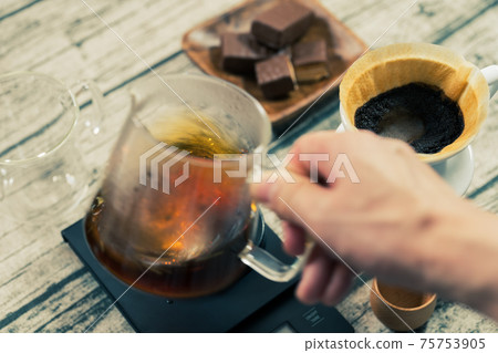 咖啡紙滴水抽取，滴水服務器，攪拌，攪拌，咖啡色，點亮 75753905