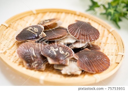 Scallops that go well with miso soup Scallops that go well with miso soup 75753931