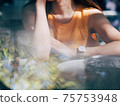 Woman with elbows 75753948