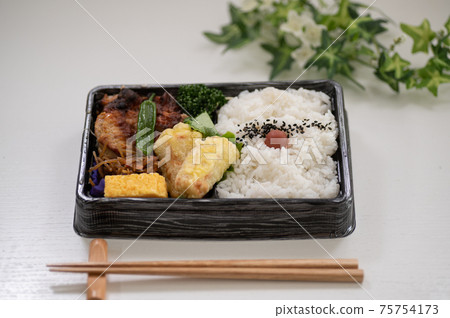 Meal with take-out lunch due to the influence of corona Meal with take-out lunch due to the influence of corona 75754173