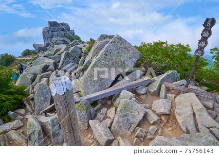Mount sign and Gojoiwa of Mt. Kinpu in Yamanashi (Nagano) prefecture 75756143