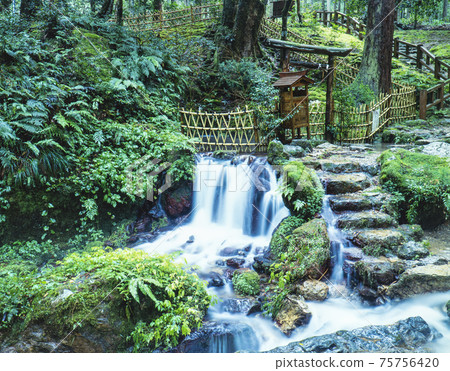 福井縣Kaminaka鎮的Uriwari Falls(100個著名水域) 福井縣Kaminaka鎮的Uriwari Falls(100個著名水域) 75756420