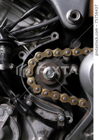 從側面看摩托車前鏈輪周圍 75756437