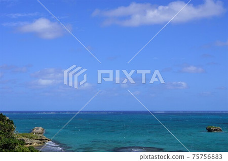 從沖繩縣嬉間市濱ah島觀察到的阪enza島附近的海 從沖繩縣嬉間市濱ah島觀察到的阪enza島附近的海 75756883