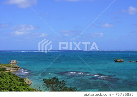 沖繩縣uruma市從濱名島看濱海島附近的海 沖繩縣uruma市從濱名島看濱海島附近的海 75756885