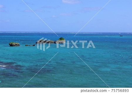 Kamejima seen from Hamahiga Island, Uruma City, Okinawa Prefecture 75756893