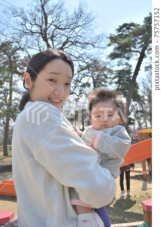 Mother hugging a 0 year old baby Mother hugging a 0 year old baby 75757152