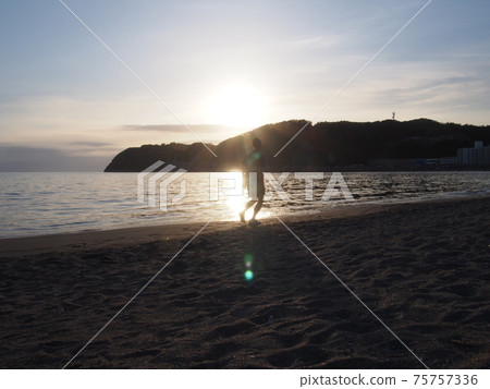 Running on the beach Running on the beach 75757336