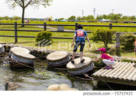 弟弟和妹妹在水中運動 75757437