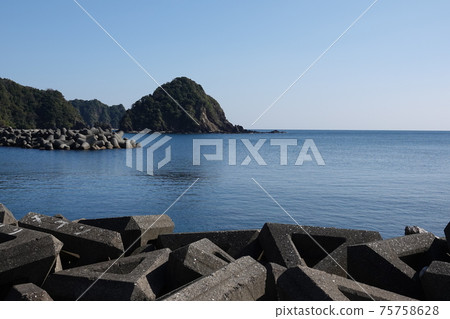 Kuroshima floating off the coast of Ikenoura 75758628