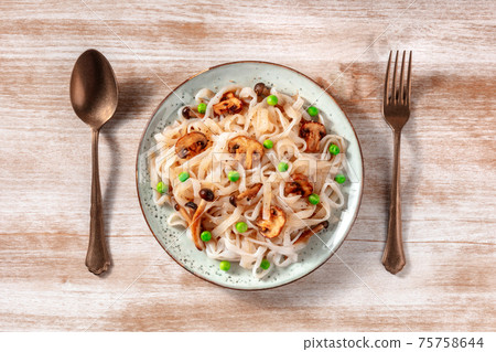 Konjac pasta with mushrooms and green peas Konjac pasta with mushrooms and green peas 75758644