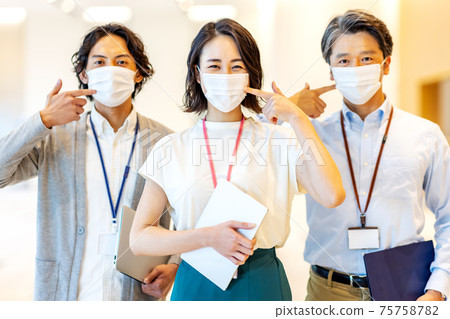 在辦公室裡戴著口罩的女人射擊合作:鏈接森林 在辦公室裡戴著口罩的女人射擊合作:鏈接森林 75758782