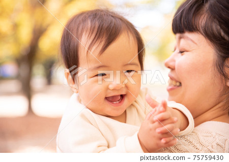 一位抱著嬰兒的母親 一位抱著嬰兒的母親 75759430