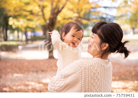 一位抱著嬰兒的母親 一位抱著嬰兒的母親 75759431