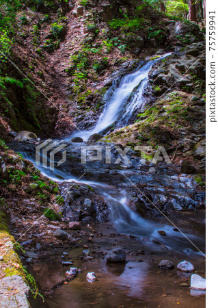 A waterfall I met on a mountain road in the countryside 75759941