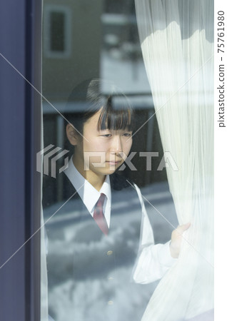 Junior high school students looking out from the window (image of request to refrain from going out) 75761980