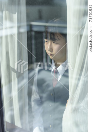 Junior high school students looking out from the window (image of request to refrain from going out) Junior high school students looking out from the window (image of request to refrain from going out) 75761982