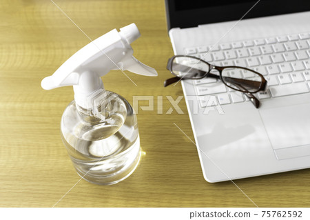 用酒精對筆記本電腦進行消毒的圖像 用酒精對筆記本電腦進行消毒的圖像 75762592