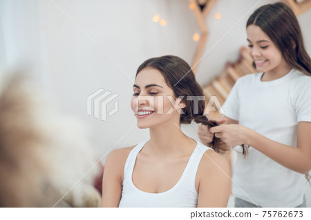 Shining daughter braiding braid to beautiful mother Shining daughter braiding braid to beautiful mother 75762673