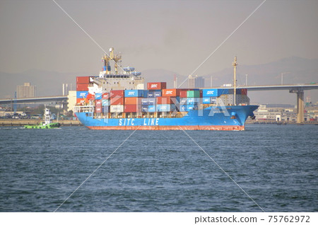 從夢島集裝箱碼頭出發並從大阪港出發的集裝箱船。 75762972