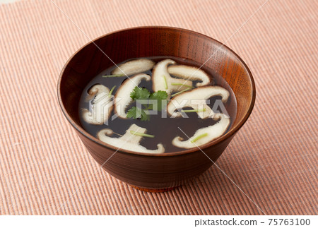 Clarified shiitake mushroom juice Clarified shiitake mushroom juice 75763100