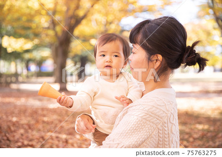 嬰兒和媽媽在秋天公園玩 嬰兒和媽媽在秋天公園玩 75763275