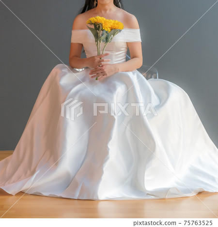 [Wedding Photo] A bouquet with a bride in a pure white wedding dress without a face 75763525