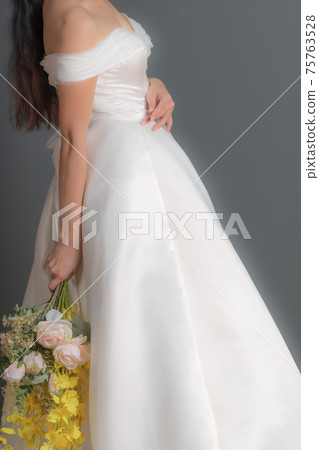 [Wedding Photo] A bride in a pure white wedding dress without a face 75763528