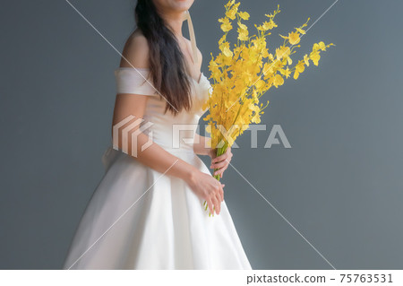 [婚禮照片]穿著純白色婚紗的新娘，沒有表情 75763531