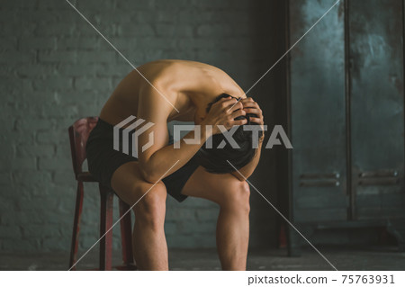 運動員低著頭 75763931