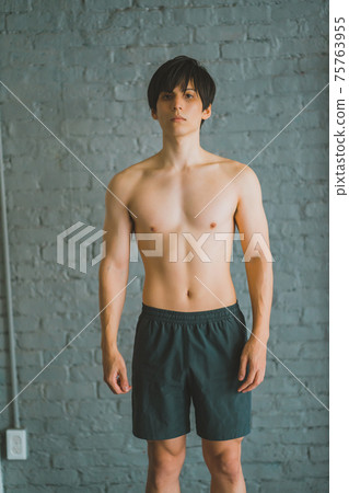光著膀子的男人穿著短褲 75763955