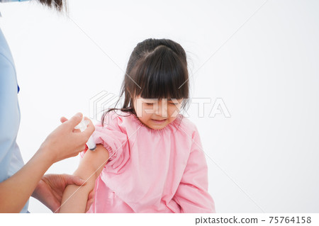 接種疫苗的小女孩 75764158
