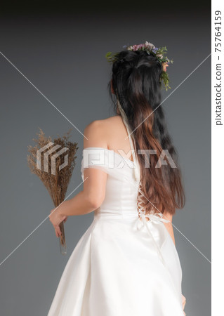 [婚禮照片]新娘身著純白色婚紗跳舞 75764159