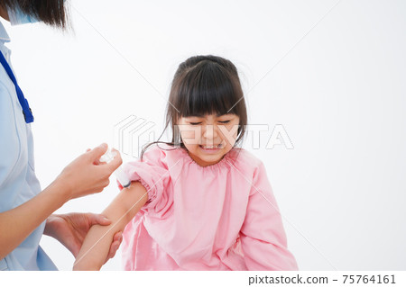 接種疫苗的小女孩 75764161