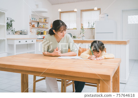 一個人有兩個母親和孩子 75764618