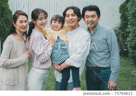 Three generations family 75764621