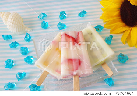 Ice bar with fruits 75764664