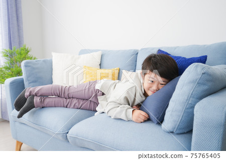 Little boy playing in the room Little boy playing in the room 75765405