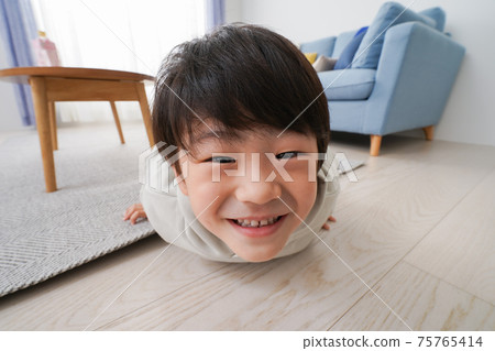 Little boy playing in the room 75765414