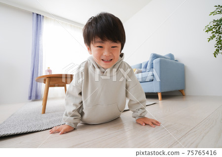 在房間裡玩的小男孩 75765416
