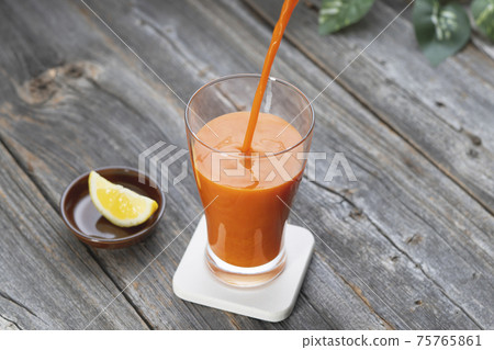 Improve your eating habits with carrot juice 75765861