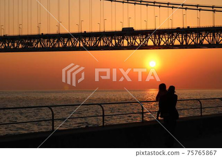 Sunset of the Akashi Kaikyo Bridge 75765867