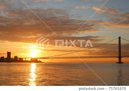 Sunset of the Akashi Kaikyo Bridge Sunset of the Akashi Kaikyo Bridge 75765870